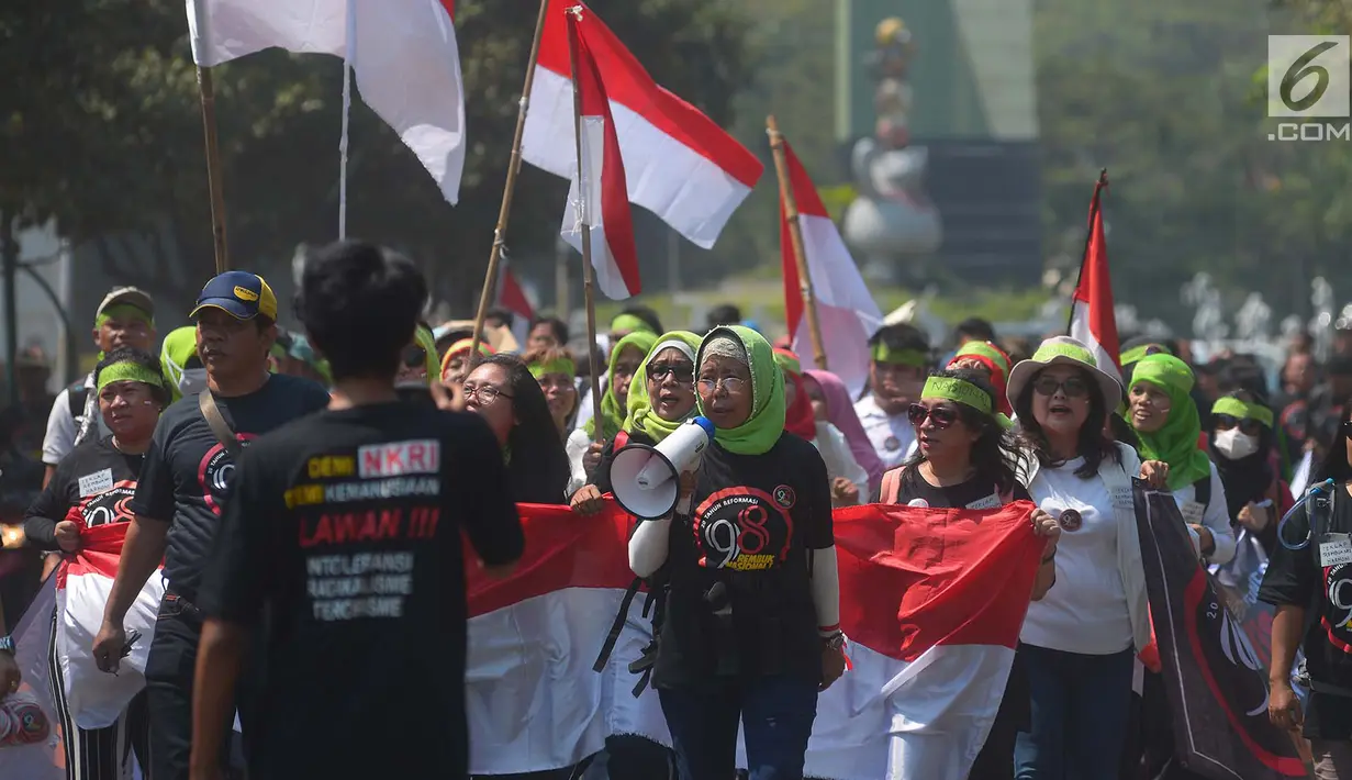 Masyarakat berjalan kaki saat akan menghadiri Rembuk Nasional Aktivis 98 di Gedung JIExpo, Kemayoran, Jakarta, Sabtu (7/7). acara ini juga menyuarakan semangat melawan intoleransi, radikalisme, dan terorisme. (Merdeka.com/Imam Buhori)