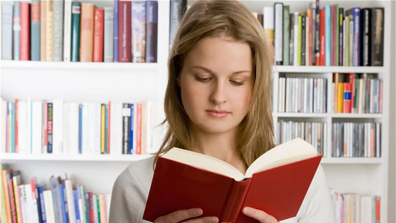 Anggota Komunitas Ini Baca Buku Sambil Bugil