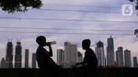 Anak-anak dengan latar gedung bertingkat menikmati minuman di Jakarta, Sabtu (19/3/2022). Bank Indonesia (BI) memperkirakan pertumbuhan ekonomi Indonesia akan meningkat lebih tinggi, pada kisaran 4,7 persen hingga 5,5 persen, dari pertumbuhan 3,69 persen pada 2021. (Liputan6.com/Angga Yuniar)