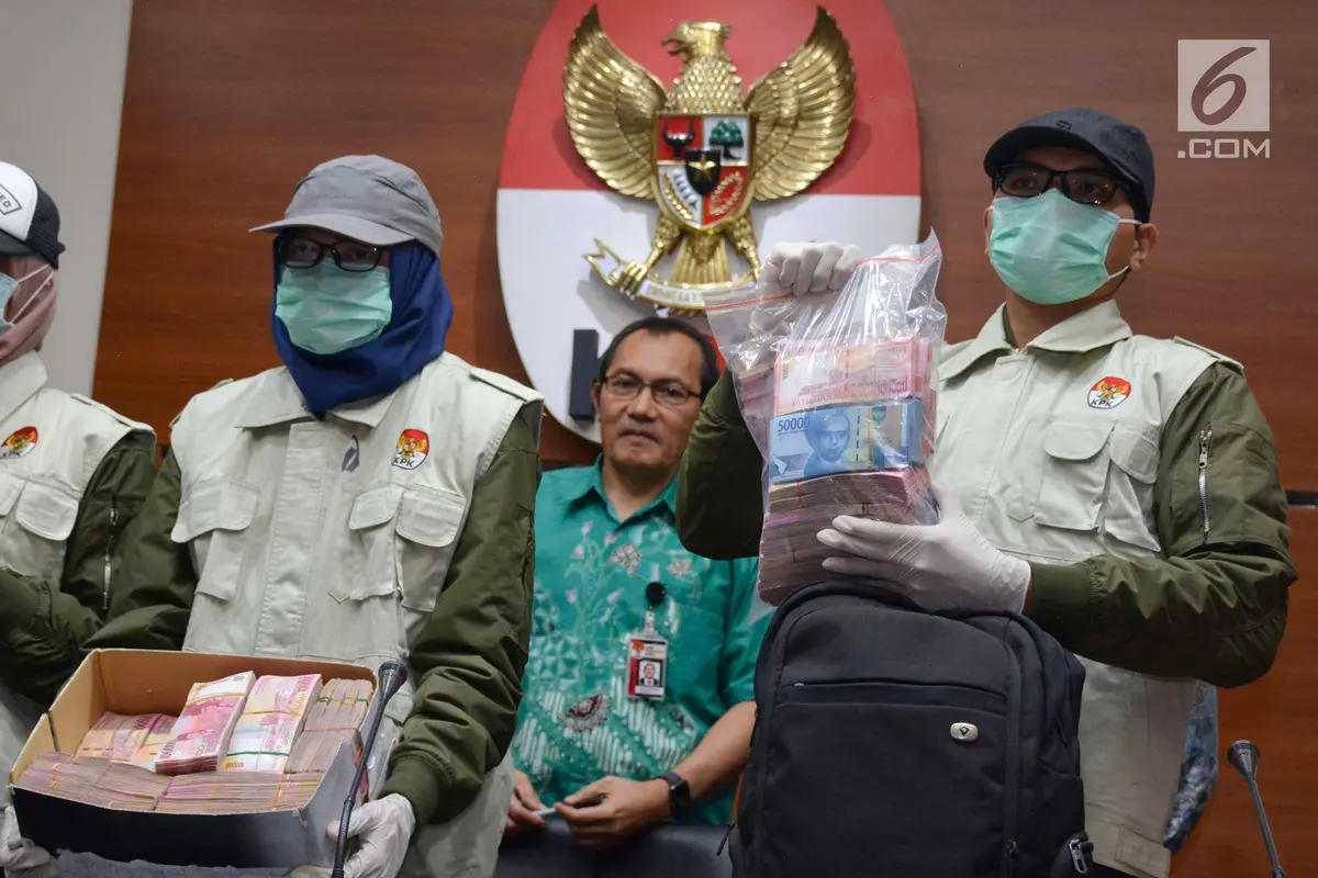 20170621-KPK Tunjukkan Barang Bukti OTT Gubernur Bengkulu-Afandi