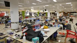 Barang-barang milik pengunjuk rasa ditinggalkan di kafetaria Universitas Politeknik di Hong Kong (21/11/2019). Pihak kepolisian Hong Kong telah berhasil menangkap ratusan demonstran yang berada di kampus ini. (AP Photo/Vincent Thian)