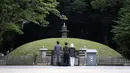 Pengunjung berdoa di Makam Peringatan Bom Atom, Hiroshima, Jepang, Senin (3/8/2020). Jepang akan memperingati 75 tahun bom atom di Hiroshima pada 6 Agustus 2020. (AP Photo/Eugene Hoshiko)