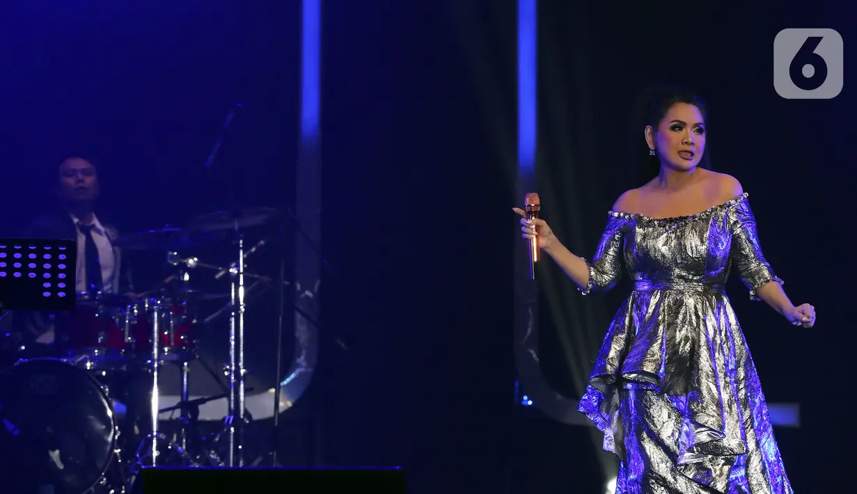 Penyanyi Vina Panduwinata tampil pada hari pertama BNI Java Jazz Festival 2022 di JIExpo Kemayoran, Jakarta, Jumat (27/5/2022). Perhelatan musik BNI Java Jazz Festival 2022 digelar pada 27-29 Mei yang menampilkan musisi-musisi dari dalam dan luar negeri. (Liputan6.com/Johan Tallo)