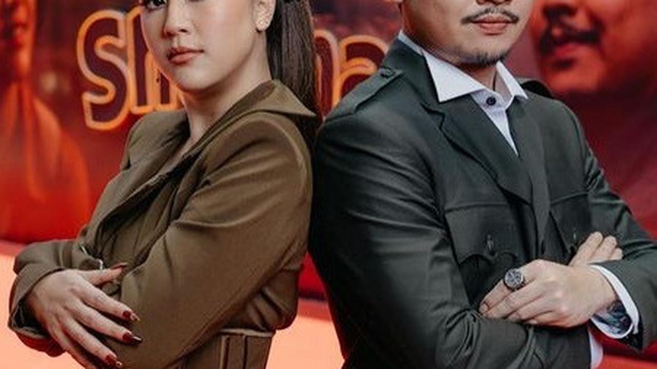 Meski terlihat formal, busana Sherina juga berhasil menunjukkan kesan seorang 'petualang' yang sporty. Tatanan rambut yang sederhana membuat kesan ini semakin lekat dengan sosok Sherina dalam film.