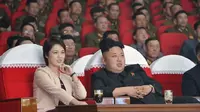 Penampilan terakhir Kim Jong-un dan sang istri, Ri Sol-ju saat menonton pertunjukan musik pada Maret lalu (Reuters)