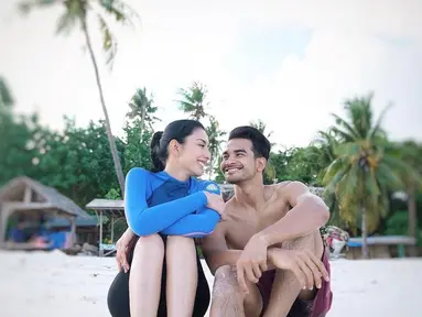 Tyas Mirasih memperlihatkan kemesraan saat berada di pinggir pantai bersama Tengku Tezi. Keduanya saling bertatap mata penuh cinta. (Foto: Instagram/@tyasmirasih)