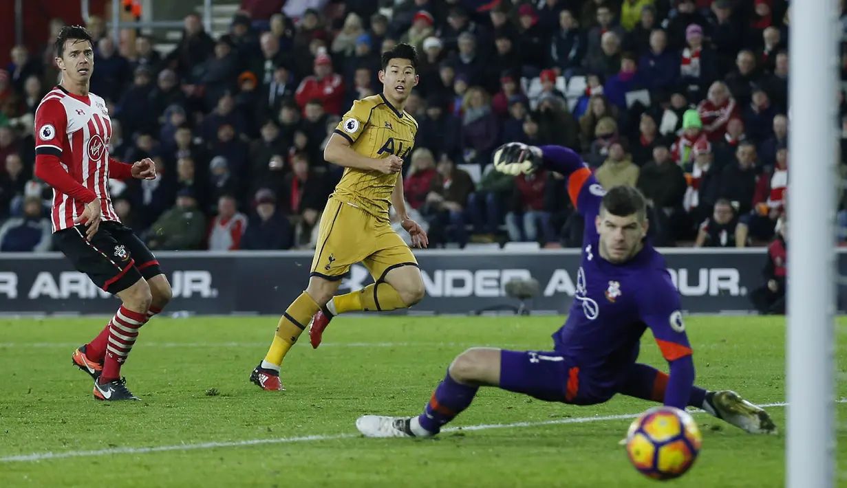 Proses terjadinya gol dari gelandang Tottenham, Son Heung-Min ke gawang Southampton. Pada menit ke-85 Spurs kembali memperbesar keunggulan melalui sepakan dari pemain asal Korea Selatan ini. (Reuters/Matthew Childs)