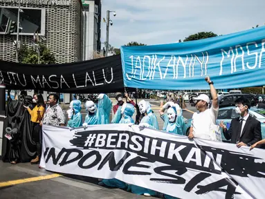 Sejumlah massa aksi yang tergabung dalam gerakan masyarakat non partisan #BersihkanIndonesia gelar aksi teatrikal di lintasan penyeberangan orang atau Pelican crossing di Jakarta, Kamis (20/12). (Liputan6.com/Faizal Fanani)