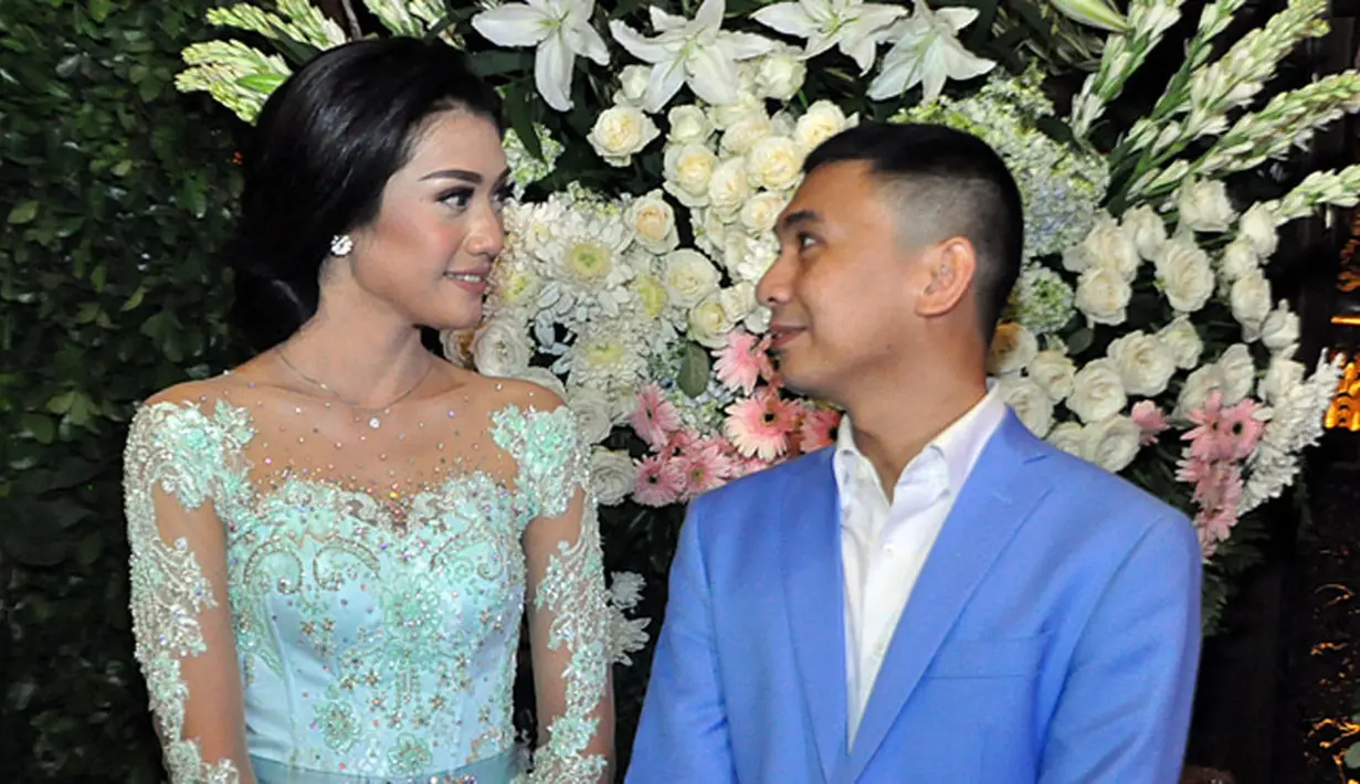 Radit tampak gagah dengan kemeja putih, dengan dibalut jas warna biru. Begitu juga calon istrinya dengan riasan natural dengan kebaya tosca yang dikenakan. (Deki Prayoga/Bintang.com)