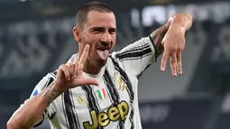 Leonardo Bonucci membuat keputusan mengejutkan kala dirinya memilih pindah ke AC Milan dari Juventus pada 2017 silam. Sayang, kariernya di San Siro kurang gemilang dan kembali ke Turin semusim berselang. Hingga musim ini, Bonucci masih menjadi pemain andalan Si Nyonya Tua. (Foto: AFP/Miguel Medina)