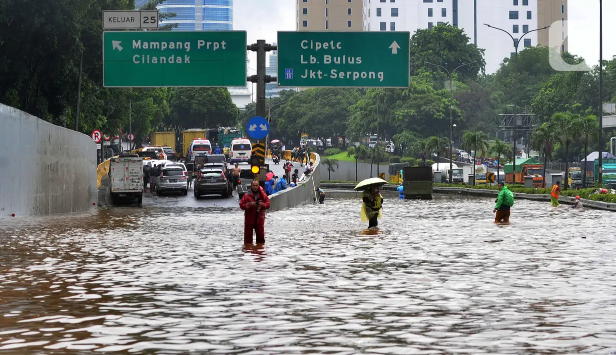 Suasana banjir yang menggenangi Jalan Tol JORR di kawasan TB Simatupang, Jakarta Selatan, Sabtu (20/2/2021). Banjir terjadi akibat luapan Kali Serua yang berada di pinggir jalan tol. (merdeka.com/Arie Basuki)
