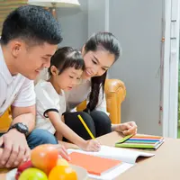 ilustrasi orangtua dalam mengajarkan serta mendidik anak (copyright shutterstock)