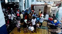Pemudik keluar dari kapal ferry di Penyebrangan Ketapang, Banyuwangi, Jawa Timur, Rabu (8/9).(Antara) 