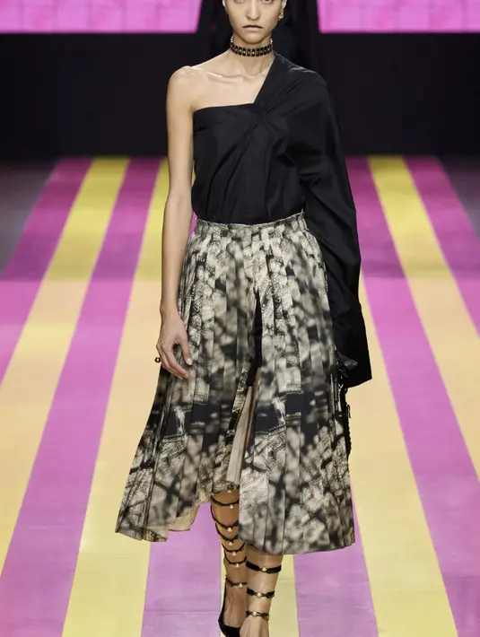 <p>Sebuah koleksi yang menghubungkan masa lalu, masa kini, dan masa yang akan datang. [Foto: Christian Dior.dok]</p>