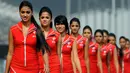 Gadis Grid atau Grid Girls berpose menjelang Grand Prix Formula 1 India di Greater Noida, (30/10/2011). Keberadaan gadis grid sudah dihapus di ajang Kejuaraan V8 Supercars pada musim 2016.(AFP FOTO / Manan Vatsyayana)