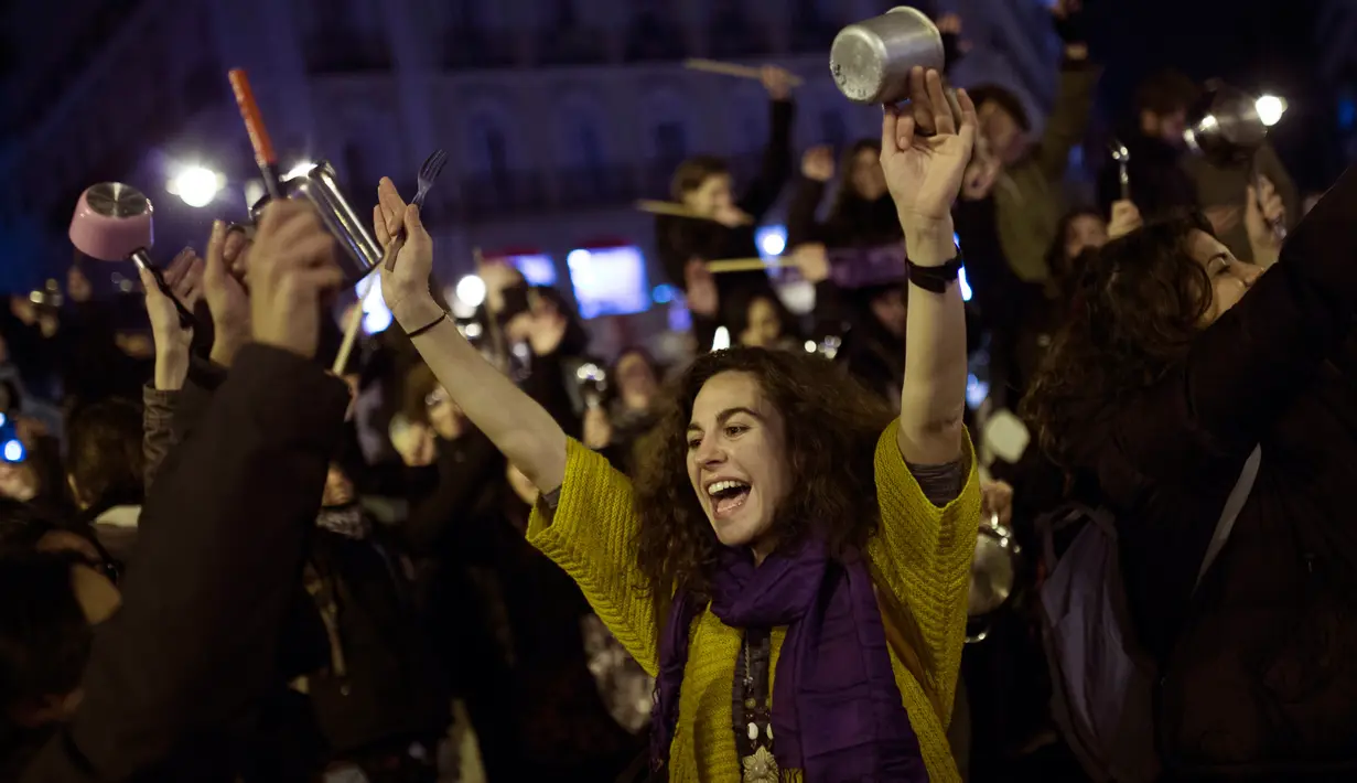 Demonstran melakukan mogok kerja dengan menggelar protes untuk memperingati Hari Perempuan Internasional di Pamplona, Spanyol, Kamis (8/3). Sambil turun ke jalan, para wanita tersebut membawa serta panci dan wajan dari rumah. (AP/Alvaro Barrientos)
