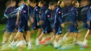 Pemain melakukan pemanasan saat sesi latihan timnas Kroasia pada Piala Dunia 2022 di Doha, Minggu (11/12/2022). Timnas Kroasia akan berduel melawan Argentina memperebutkan tiket final Piala Dunia 2022 di Stadion Lusail Iconic Qatar, Rabu (14/12/2022) mulai pukul 02.00 WIB. (AP Photo/Petr David Josek)