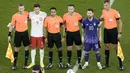 Sama-sama berstatus kapten tim, Lionel Messi dan Roobert Lewandowski saling memimpin timnya jelang kick-off pertandingan. Tampak keduanya saling respek satu sama lain sebagai perwakilan dua pesepak bola terbaik di dunia. (AP/Hassan Ammar)