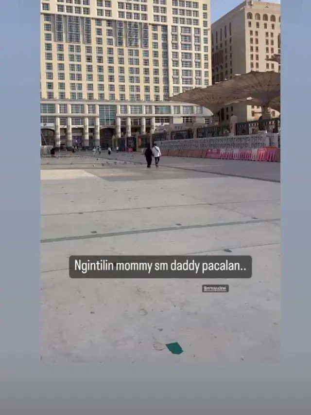 Potret mesra Ayu Dewi dan Regi Datau saat umrah