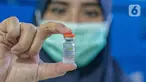 Petugas kesehatan menunjukkan vaksin Covid-19 buatan Sinovac Biotech Ltd. di Puskesmas Cilincing, Jakarta, Rabu (13/1/2021). Pemprov DKI akan menggelar vaksinasi di 453 fasilitas kesehatan DKI Jakarta dengan jumlah dosis vaksin yang sudah diterima sebanyak 39.200 vaksin. (Liputan6.com/Faizal Fanani)
