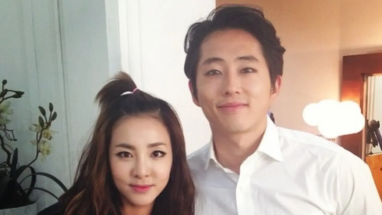 Film Pendek Dara 2NE1 dengan Steven Young Laris Manis