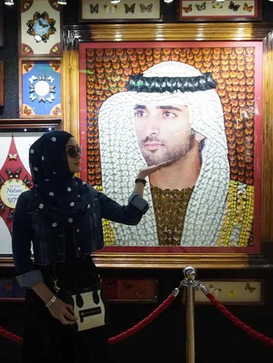 Berkunjung ke Dubai tidak lengkap rasanya jika tidak bertemu dengan pangeran Dubai, Sheikh Hamdan Bin Mohammed Al Maktoum. Dapat 'bertemu' dengan pangeran Dubai melalui foto saja tidak masalah bagi CItra Kirana. (via instagram/@citraciki)