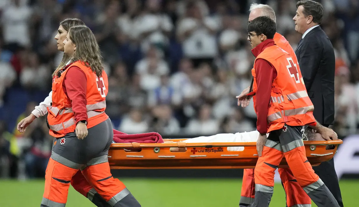 Pemain bernomor punggung dua tersebut harus absen dari Real Madrid untuk menjalani operasi lutut. Pertandingan itu dimenangkan oleh Los Blancos dengan skor 2-0. Gol dicetak oleh Vederico Falverde (14') dan Vinicius Junior (73'). (AP Photo/Bernat Arnangue)