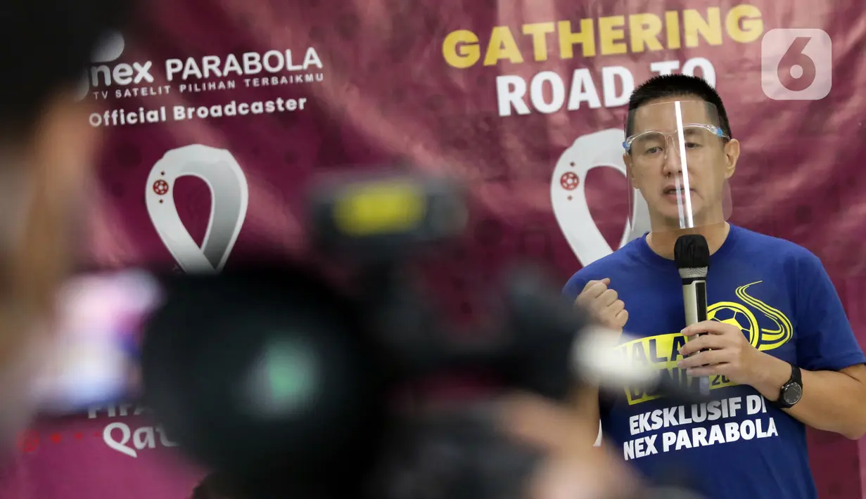Direktur Nex Parabola, Junus Koswara saat mengumumkan Nex Parabola sebagai pemegang hak siar jalur tv digital satelit Piala Dunia 2022 Qatar, Jakarta, Kamis (24/3/2022). Pecinta bola tanah air bisa menyaksikan seluruh laga melalui operator TV berbayar Nex Parabola. (Liputan6.com/Helmi Fithriansyah)