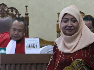 Ahli Hukum Pidana dan Kriminolog UI, Eva Achjani Zulfa saat menghadiri sidang ke-22, kasus kematian Mirna Wayan Salihin di Pengadilan Negeri Jakarta Pusat, Jakarta, Senin (19/9). (Liputan6.com/Helmi Afandi)