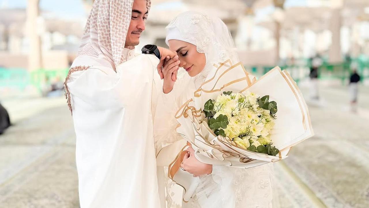 Momen Akad Nikah Zumi Zola dan Putri Zulhas di Masjid Nabawi Madinah