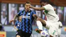 Gelandang Inter Milan, Matias Vecino berebut bola dengan bek Sassuolo, Marlon pada laga tunda Liga Italia di Stadio Giuseppe Meazza, Kamis (8/4/2021) dini hari WIB. Bermain di kandang, Inter Milan mengalahkan Sassuolo dengan skor 2-1. (AP Photo/Antonio Calanni)