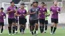 Sejumlah pemain Timnas Indonesia U-23 melakukan pemanasan jelang latihan di Stadion Madya Gelora Bung Karno, Jakarta, Selasa (12/4/2022). Latihan ini persiapan jelang Sea Games 2021 di Hanoi, Vietnam, 12 hingga 23 Mei 2022 mendatang. (Liputan6.com/Helmi Fithriansyah)