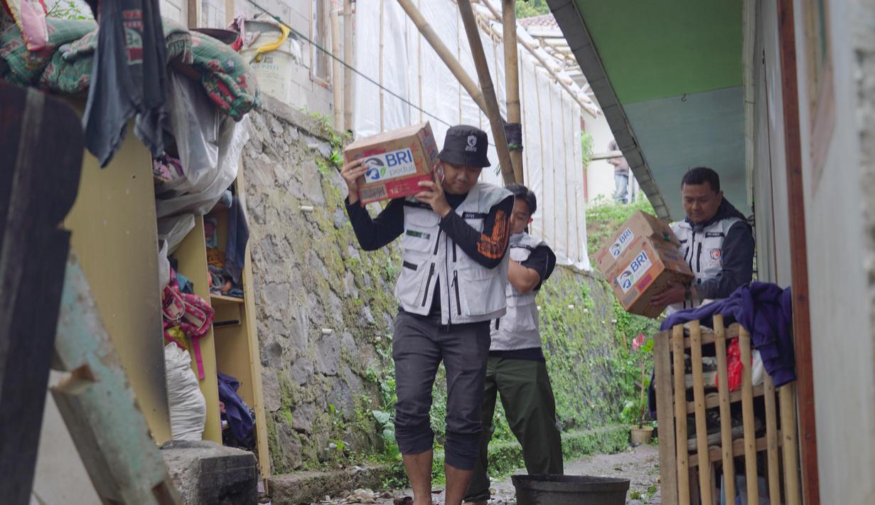 Relawan BRI Peduli menyalurkan bantuan berupa sembako, survival kit, obat-obatan, dan pakaian melalui unit kerja BRI terdekat, dengan memprioritaskan warga yang terdampak paling parah.