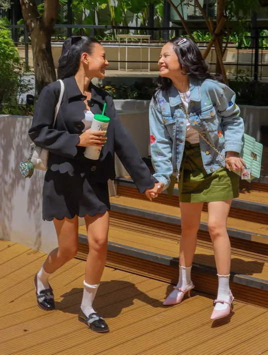 Hanggini dengan OOTD vibrant dan girly-nya dan Shenina dengan minimalist vibe- nya. Keduanya mengenakan Deco Mini Flap Chain Crossbody dari Kate Spade New York, yang terkenal di kalangan Gen Z berkat siluetnya yang modern dan timeless. [Kate Spade]