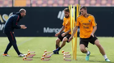 Pemain AS Roma, Edin Dzeko (kanan) dan Daniele De Rossi (tengah) saat sesi latihan di Trigoria Sports Centre, Roma, Italia, Selasa (1/5). AS Roma akan menjamu Liverpool di leg kedua semifinal Liga Champions. (Riccardo Antimiani /ANSA via AP)