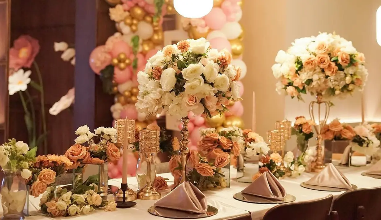 Kejutan dibuat mewah dan meriah bersama para sahabat dekat yang hadir. "Semoga nanti segala proses persalinan nya dilancarkan, dan melahirkan anak bayik yang sehat. " sambung perempuan tiga orang anak ini. [Instagram/ramadhaniabakrie]