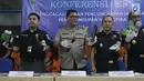 Petugas menunjukkan barang bukti penyelundupan kasus narkoba di Gedung Kantor Pos Pasar Baru, Jakarta, Senin (10/9). Barang bukti berupa 719,8 gram methampethamine, 50ribu butir ekstasi, 4 kg daun khat, 4 kg ketamine. (Liputan6.com/Immanuel Antonius)