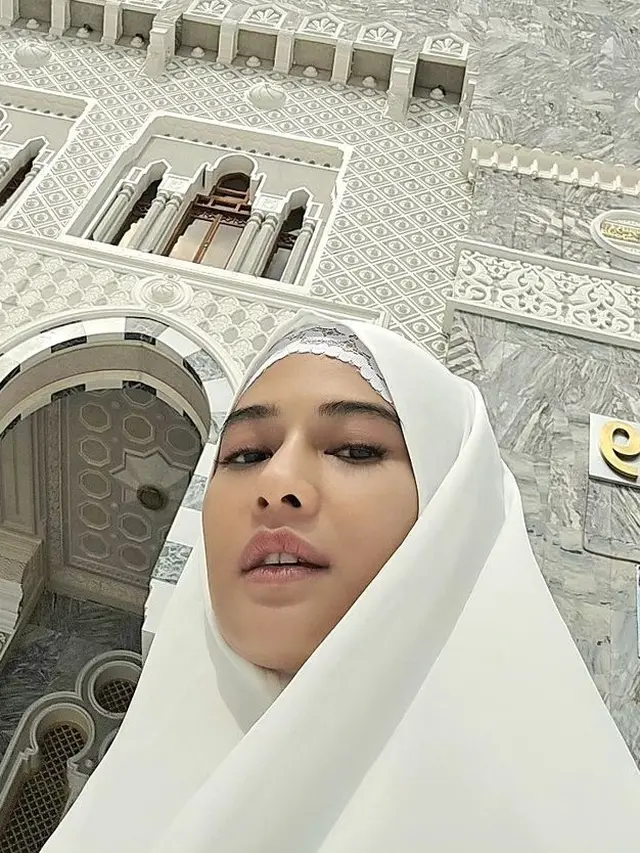 Dian Sastrowardoyo Umrah