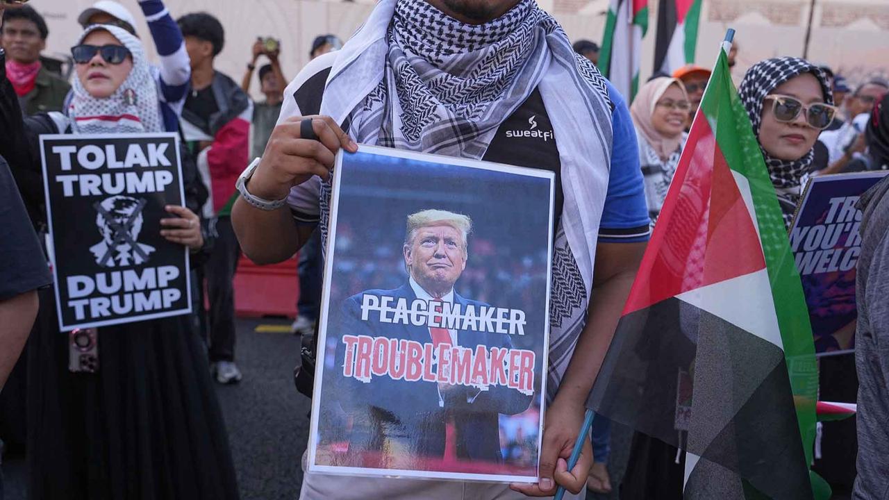 FOTO: Warga Malaysia Serukan Hentikan Agresi di Gaza saat Kunjungan Trump