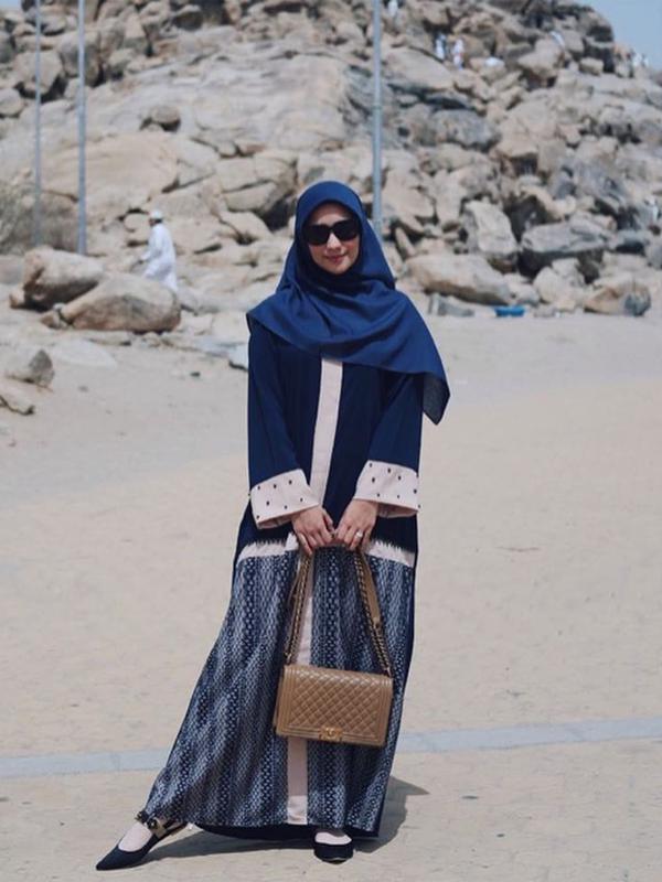 Saat mengunjungi Jabal Rahmah di Mekkah, Citra Kirana tampak menawan dengan gamis bercorak yang berwarna biru dan putih dipadupadankan dengan hijab dan kacamata yang menambah aura kecantikannya. (Liputan6.com/IG/@citraciki)