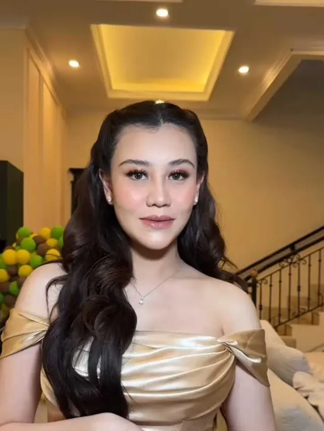 Model Dress Panjang Warna Gold, Pilihan Aaliyah Massaid yang Elegan dan Anggun/ Instagram @ochiipramita