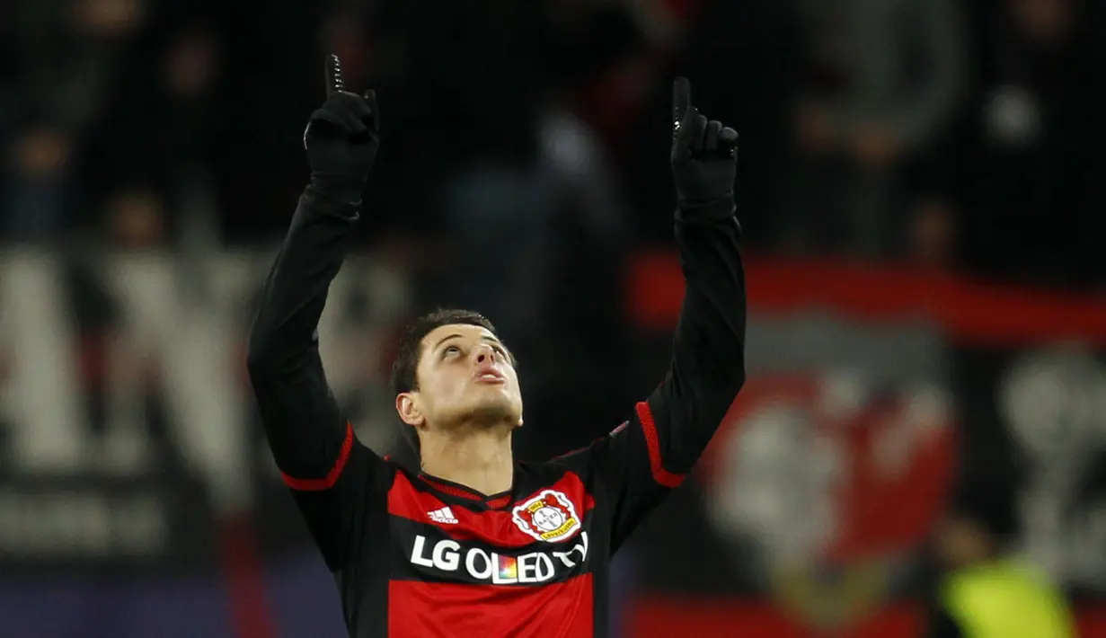 Pemain Bayer Leverkusen, Javier Hernandez usai cetak gol ke gawang  Barcelona pada leg kedua grup E Liga Champions di Stadion Bay Arena, Laverkusen, Jerman, Kamis (10/12/2015) dini hari WIB.  (REUTERS/Ina Fassbender)