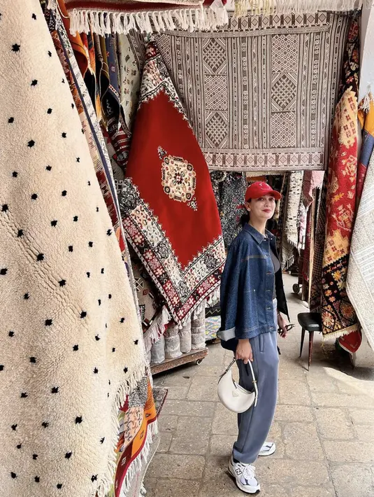 Denim juga menjadi salah satu outfit yang tak pernah gagal ciptakan kesan penuh gaya. [Foto: Instagram/ Luna Maya]