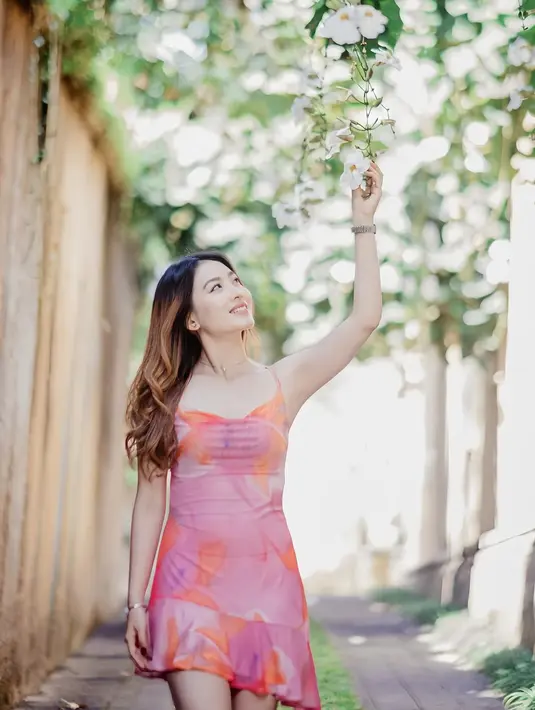 Gaya simpel Natasha Wilona pakai summer dress. Ia memilih mini dress bertali spageti berwarna merah muda dengan corak yang abstrak. [Foto: Instagram/natashawilona12]