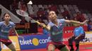 Aksi Ganda Putri Indonesia, Della Haris (kanan) mengembalikan kok saat melawan pasangan China, Chen Qingchen dan Jia Yifan pada babak kedua Daihatsu Indonesia Master 2018 di Istora Senayan, Kamis (25/1/2018).