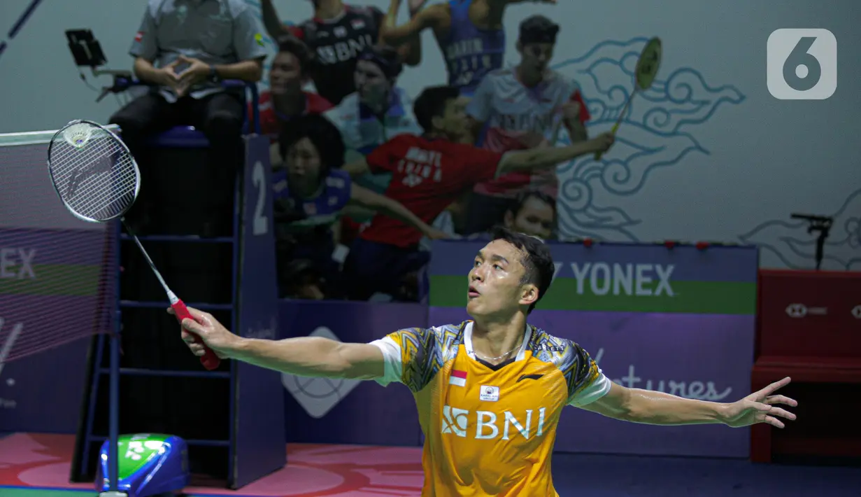 Pebulu tangkis tunggal putra Indonesia Jonatan Christie saat bertanding melawan tunggal putra China Zhao Jun Peng pada babak 16 besar Indonesia Open 2022 di Istora Senayan, Jakarta, Kamis (16/6/2022). Jonatan Christie atau akrab disapa Jojo menyerah 12-21, 21-18, 14-21. (Liputan6.com/Faizal Fanani)