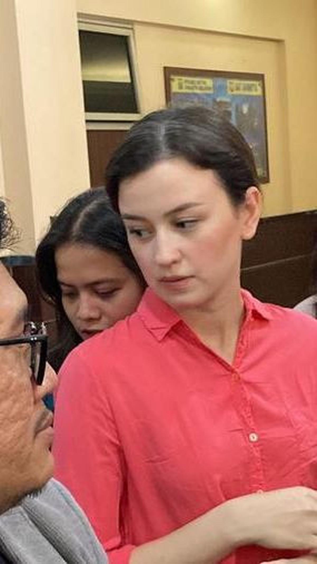 "Jadi bukan yang maksudnya sindiran. Karena aku, enggak mau mempersulit dia dalam hal itu," ucapnya.