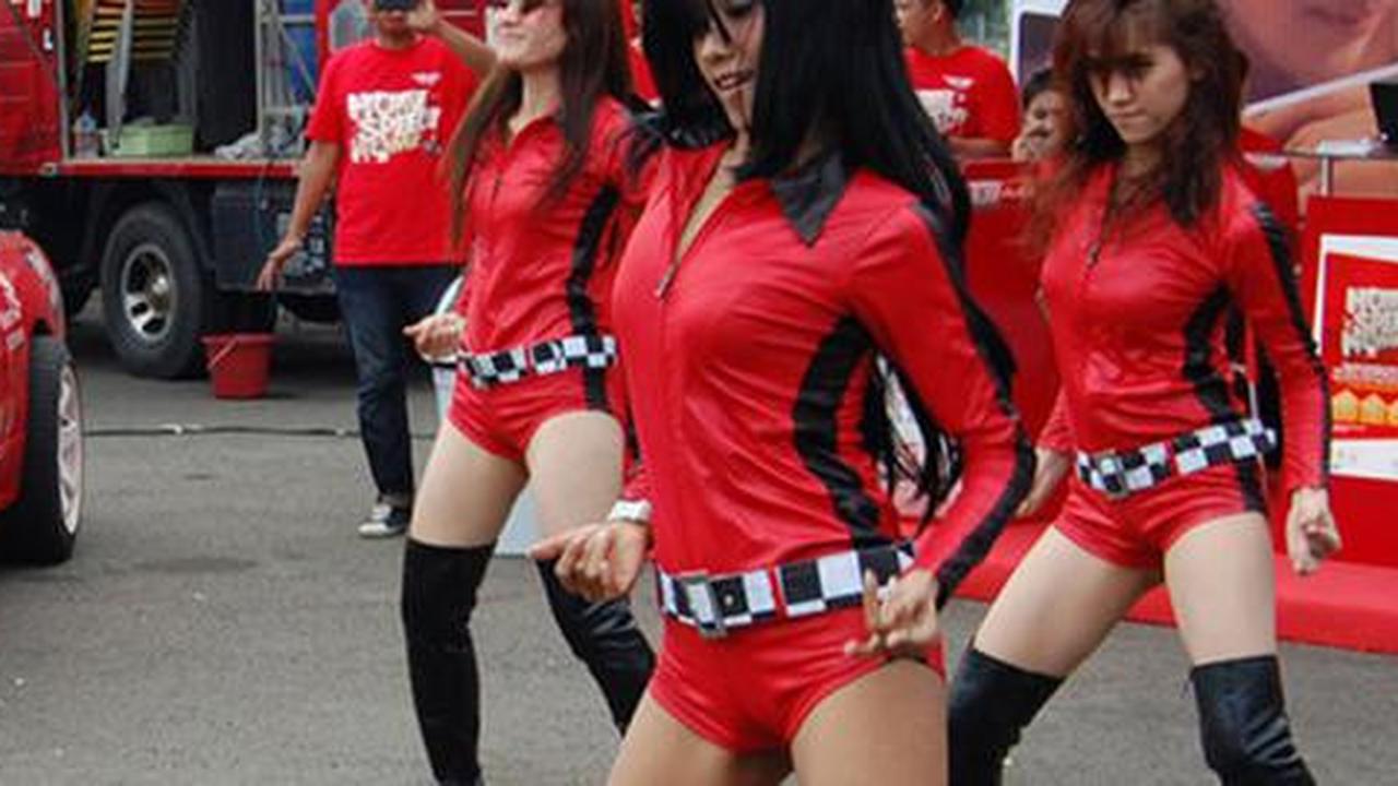 Parade wanita cantik dan seksi untuk jualan produk