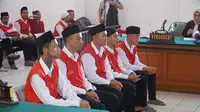 Para terdakwa pengeroyok Haringga Sirla menjalani sidang di Pengadilan Negeri Bandung. (Huyogo Simbolon)