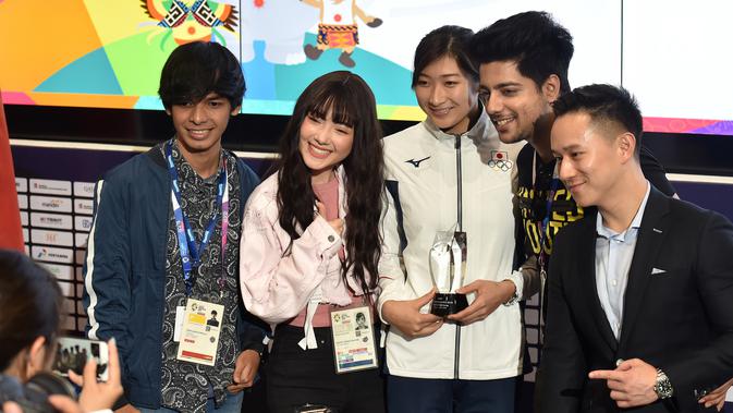 Perenang Jepang, Ikee Rikako (tengah) berpose dengan tokoh media sosial usai dinobatkan sebagai MVP Asian Games 2018 di Jakarta, Minggu (2/9). Rikako meraih medali perak dari nomor 4x100m estafet dan 4x200m gaya bebas. (Arief Bagus/AFP)